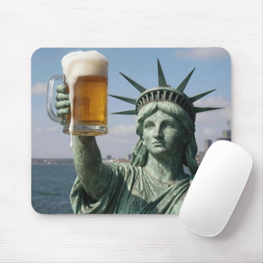 Statue of Liberty Holding Up a Beer Mug マウスパッド (マウス)