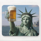 Statue of Liberty Holding Up a Beer Mug マウスパッド (正面)