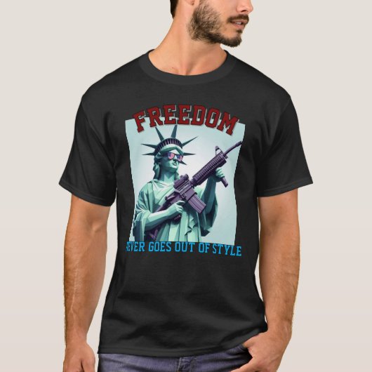 Statue of Liberty Patriotic Sunglasses M4 Rifle  Tシャツ (正面)