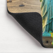 Statue of Liberty With Rainbow Ice Cream Cone マウスパッド (コーナー)