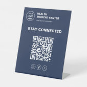 Stay Connected Medical Clinic Healthcareロゴ 台座サイン (正面)
