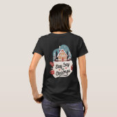 Stay Cozy This Christmas Festive Winter Cottage Tシャツ (裏面フル)