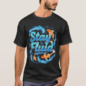 Stay Fluid Koi Fish Design Tシャツ (正面)