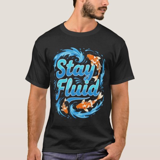 Stay Fluid Koi Fish Design Tシャツ (正面)