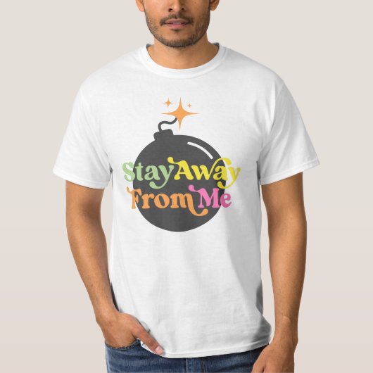 Stay From Me 遠くに Bomb Snarkyおもしろい引用文グラフィック Tシャツ (正面)