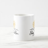 Stay Golden Mug – 陽性と共に一日をスタート コーヒーマグカップ (中央)