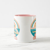 Stay Golden Retro Surf Mug Coastal Boho ツートーンマグカップ (中央)