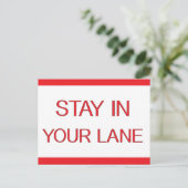 Stay in Your Lane おもしろい Traffic Road Sign ポストカード (スタンド正面)