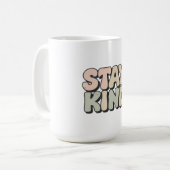 Stay Kind - レトロ70sグルービータイポグラフィー コーヒーマグカップ (正面左)