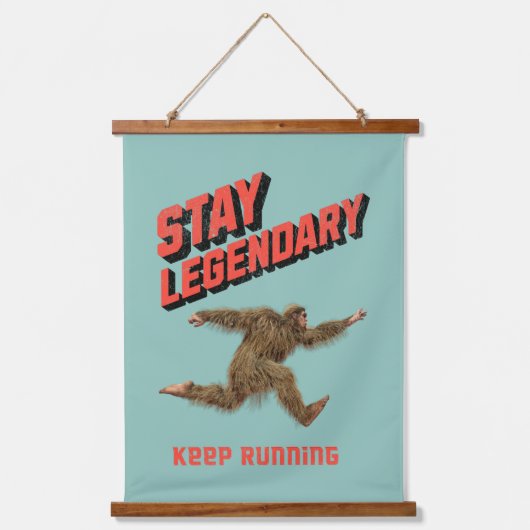 Stay Legendary, Keep Running Funny Bigfoot 吊り下げ型タペストリー (正面)