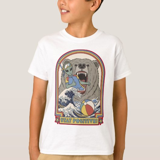 Stay Positive Alien Bear Surfing Retro Art Tシャツ (正面)