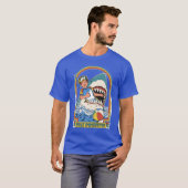 Stay Positive – Funny Retro Diver in Shark’s Mouth Tシャツ (正面フル)