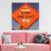 Stay Present, Orange Road Sign Graffiti キャンバスプリント (インサイチュ (リビング))