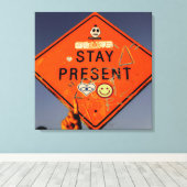 Stay Present, Orange Road Sign Graffiti キャンバスプリント (インサイチュ (ウッドフロア))