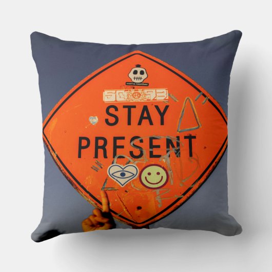 Stay Present, Orange Road Sign Graffiti クッション (裏面)