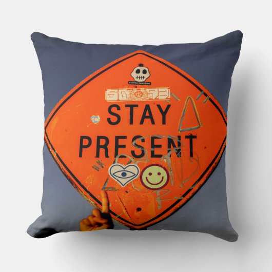 Stay Present, Orange Road Sign Graffiti クッション (正面)