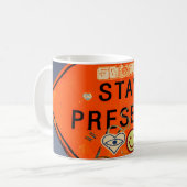 Stay Present, Orange Road Sign Graffiti コーヒーマグカップ (正面左)