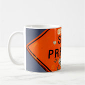 Stay Present, Orange Road Sign Graffiti コーヒーマグカップ (左)