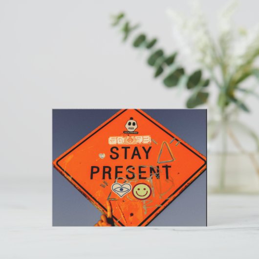Stay Present, Orange Road Sign Graffiti ポストカード (スタンド正面)