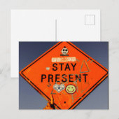 Stay Present, Orange Road Sign Graffiti ポストカード (正面/裏面)
