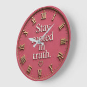 Stay Rooted in Truth ラージ壁時計 (傾斜)