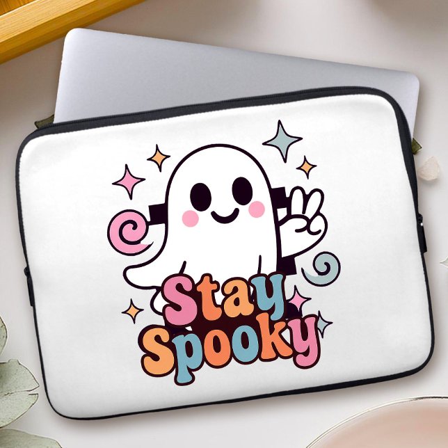 Stay Spooky Groovy Ghost Retro Pastel Halloween ラップトップスリーブ (Celebrate Halloween season in style with this groovy ghost stay spooky design.)