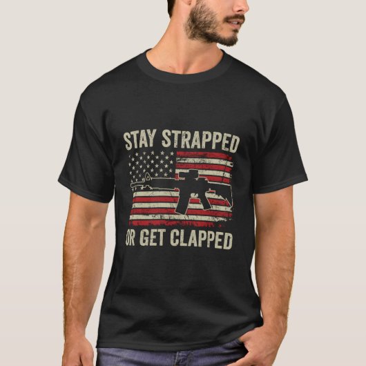 Stay Strapped Or Get Clapped - Ar15 Usa おもしろい Flag Tシャツ (正面)