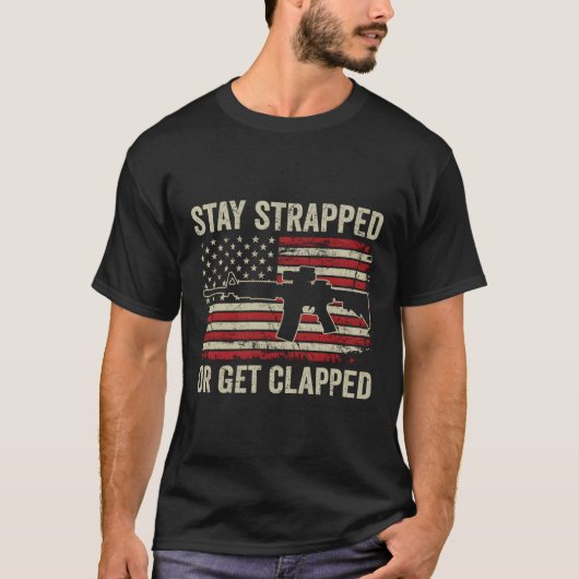 Stay Strapped Or Get Clapped - Ar15 Usa おもしろい Flag Tシャツ (正面)