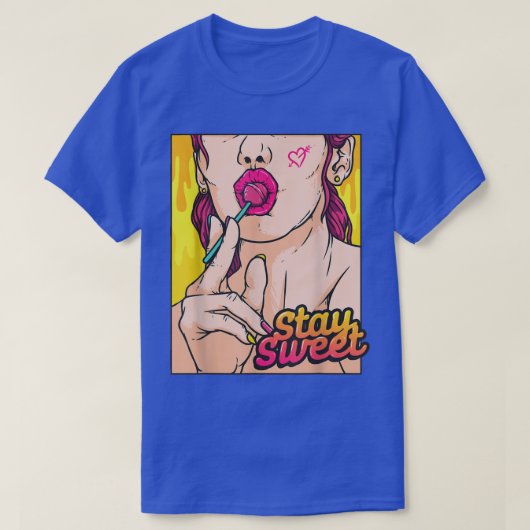 Stay Sweet Pop Art Women Eating Lollipop Candy Com Tシャツ (デザイン正面)