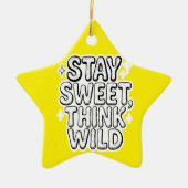 "Stay Sweet,  Wild" -考え Positivity よくはしゃぐ Desi セラミックオーナメント (正面)