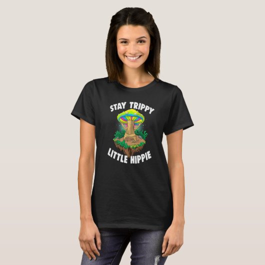 Stay Trippy Little Hippie  Magic Psilocybin Mushro Tシャツ (正面フル)