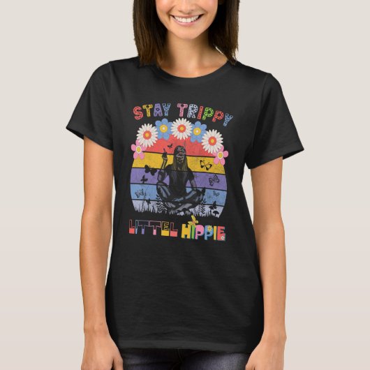 Stay Trippy Little Hippie Mushroom Farmer Tシャツ (正面)