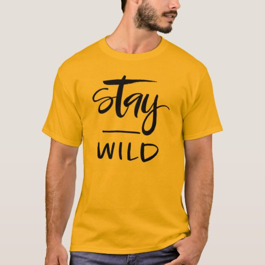 Stay Wild文字ティー – 自由とはっきりした活気！ Tシャツ (正面)