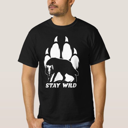 Stay Wild – ウルフシルエットとフットプリント Tシャツ (正面)