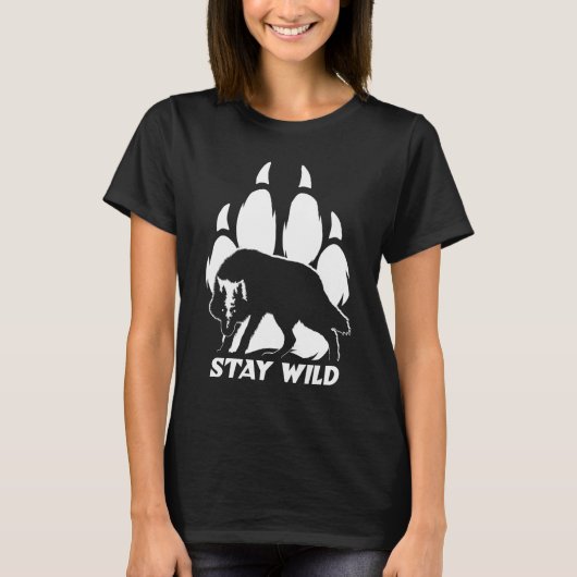 Stay Wild – ウルフシルエットとフットプリント Tシャツ (正面)