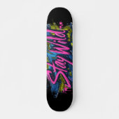 「Stay Wild」 – グラフィティ鮮やか・スタイル文字デザイン スケートボード (正面)