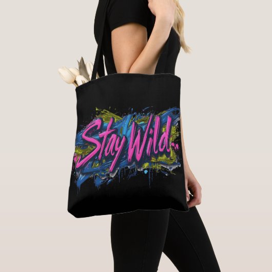 「Stay Wild」 – グラフィティ鮮やか・スタイル文字デザイン トートバッグ (クローズアップ)