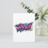 「Stay Wild」 – グラフィティ鮮やか・スタイル文字デザイン ポストカード (スタンド正面)