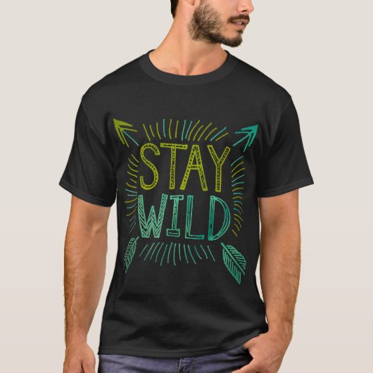 Stay Wild – 矢印はっきりした付きタイポグラフィ Tシャツ (正面)