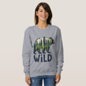 Stay Wild Bear Tee - Adventure Awaits! スウェットシャツ (正面フル)