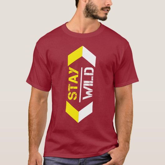 Stay Wild T-Shirt - Adventure インスパイア Graphic Te Tシャツ (正面)