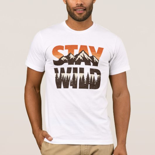 Stay Wild Vintage Mountain Forest Adventure Tシャツ (正面)