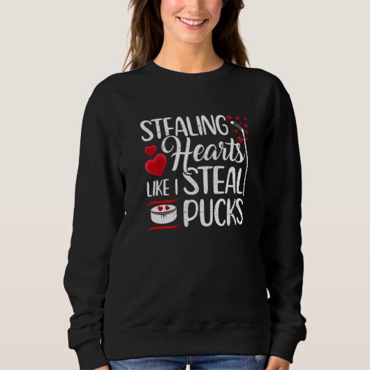Stealing Hearts Like I Steal Pucks Cute Valentine  スウェットシャツ (正面)