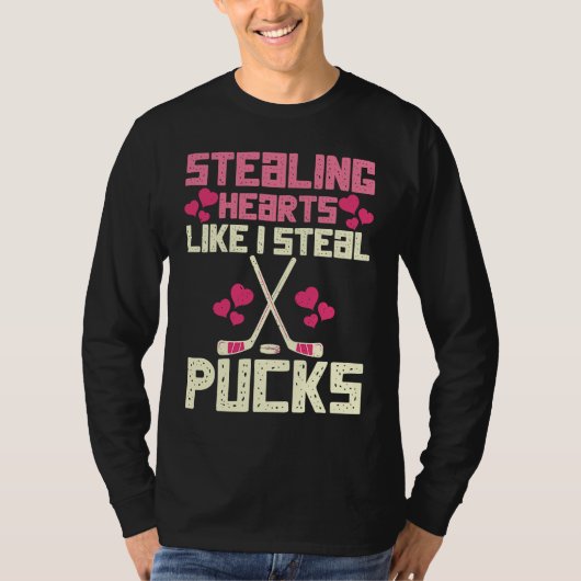 Stealing Hearts Like I Steal Pucks Funny Hockey  2 Tシャツ (正面)