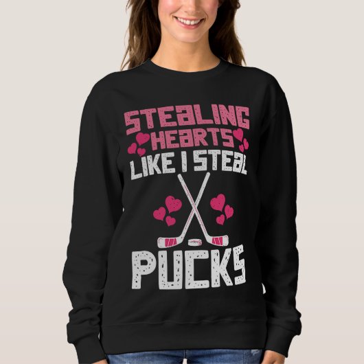 Stealing Hearts Like I Steal Pucks Funny Hockey  3 スウェットシャツ (正面)