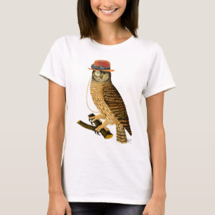 Steampunkのスタイルの山高帽を持つフクロウ Tシャツ