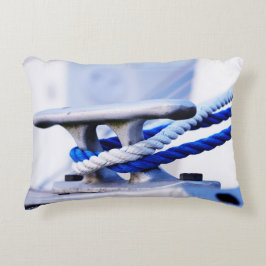 Steiger met bootkikker voor aanleggen in de haven. アクセントクッション