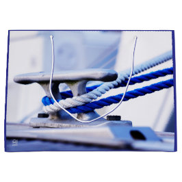 Steiger met bootkikker voor aanleggen in de haven. ラージペーパーバッグ