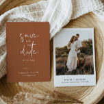 STELLA Boho Terracotta写真Save The Date 招待状<br><div class="desc">絶妙なステラ結婚コレクションで、あなたの文房具ゲームを高める。結婚式招待状素晴らしとアクセサリーの組み合わせは、美とボヘミアンの魅力の調和のとれたブレンドコンテンポラリーで、スタイルやテーマを超えた多彩で魅力的なデザインを求めるカップルにとって最適な選択である。ステラ・コレクションのハートにはモダン、楽にミニマユニークリズムの本質を捉え、エギーで魅力的な雰囲気を醸し出すフォントが存在する。このユニークフォントの線と線エレガントは、最もクラシックの問題から最もボヘミアンのお祝いまで結婚、あらゆるスタイルに合った永遠の魅力を作り出す。</div>