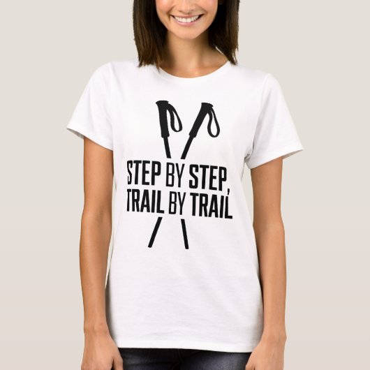 Step by Step Trail by Trail Hiking Design Tシャツ (正面)